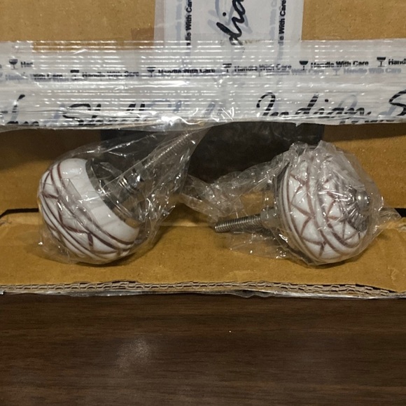 Indian Shelf White/Brown Etched Ceramic Pull Handle Knob Set of 2 Handcrafted - Picture 2 of 2